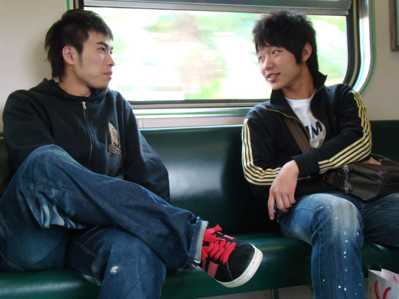 台灣鐵路旅遊攝影電車-區間車交談的旅客2008攝影照片151