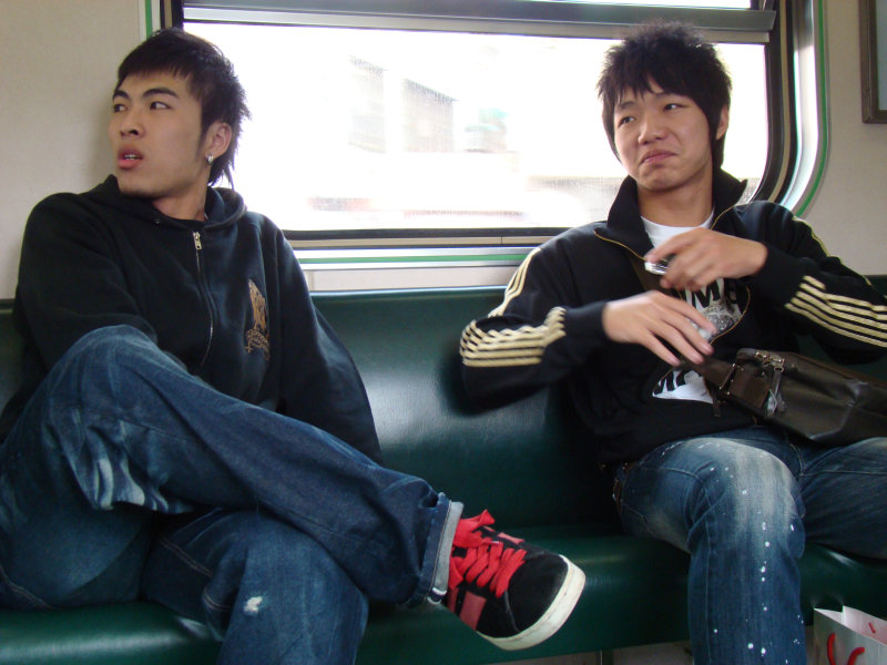 台灣鐵路旅遊攝影電車-區間車交談的旅客2008攝影照片154