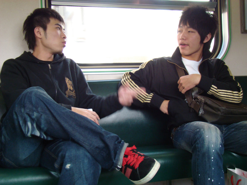 台灣鐵路旅遊攝影電車-區間車交談的旅客2008攝影照片155