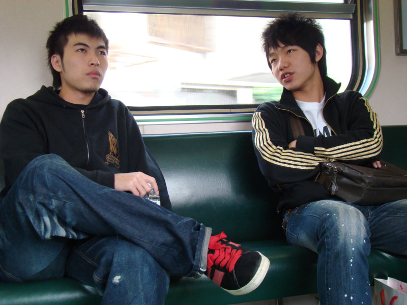 台灣鐵路旅遊攝影電車-區間車交談的旅客2008攝影照片158