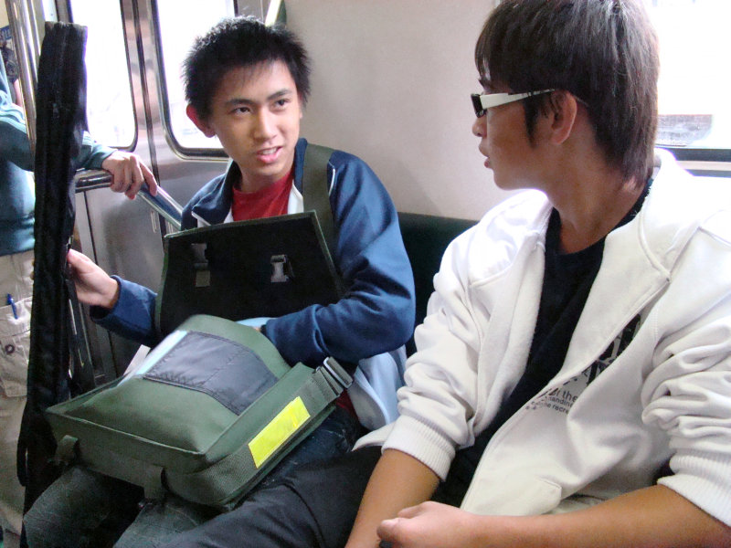台灣鐵路旅遊攝影電車-區間車交談的旅客2008攝影照片160
