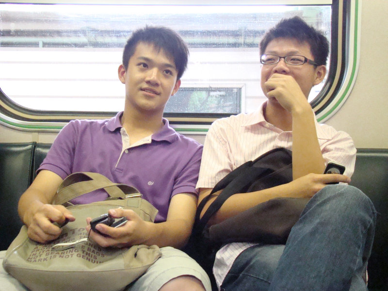 台灣鐵路旅遊攝影電車-區間車交談的旅客2008攝影照片164