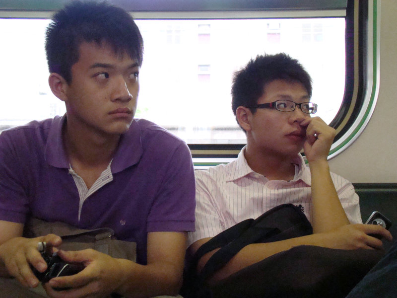 台灣鐵路旅遊攝影電車-區間車交談的旅客2008攝影照片167