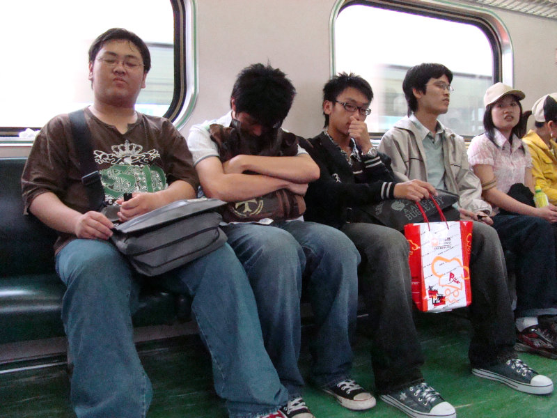 台灣鐵路旅遊攝影電車-區間車交談的旅客2008攝影照片168