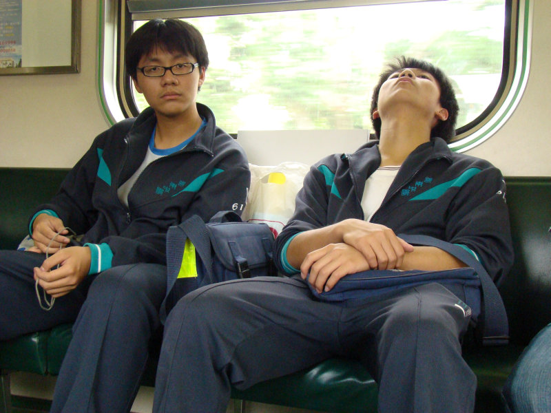 台灣鐵路旅遊攝影電車-區間車交談的旅客2008攝影照片171