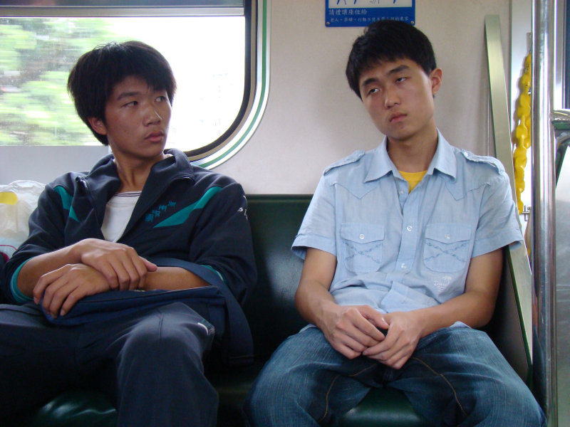台灣鐵路旅遊攝影電車-區間車交談的旅客2008攝影照片172