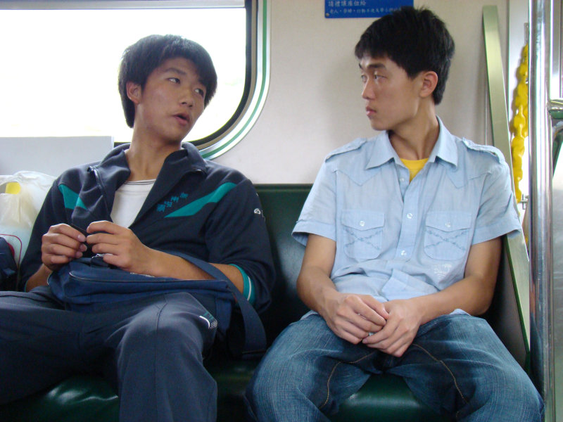 台灣鐵路旅遊攝影電車-區間車交談的旅客2008攝影照片174