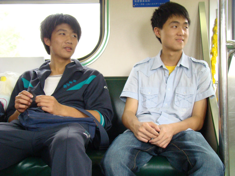 台灣鐵路旅遊攝影電車-區間車交談的旅客2008攝影照片175
