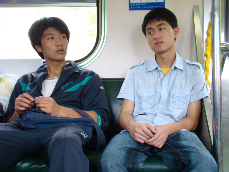 台灣鐵路旅遊攝影電車-區間車交談的旅客2008攝影照片176