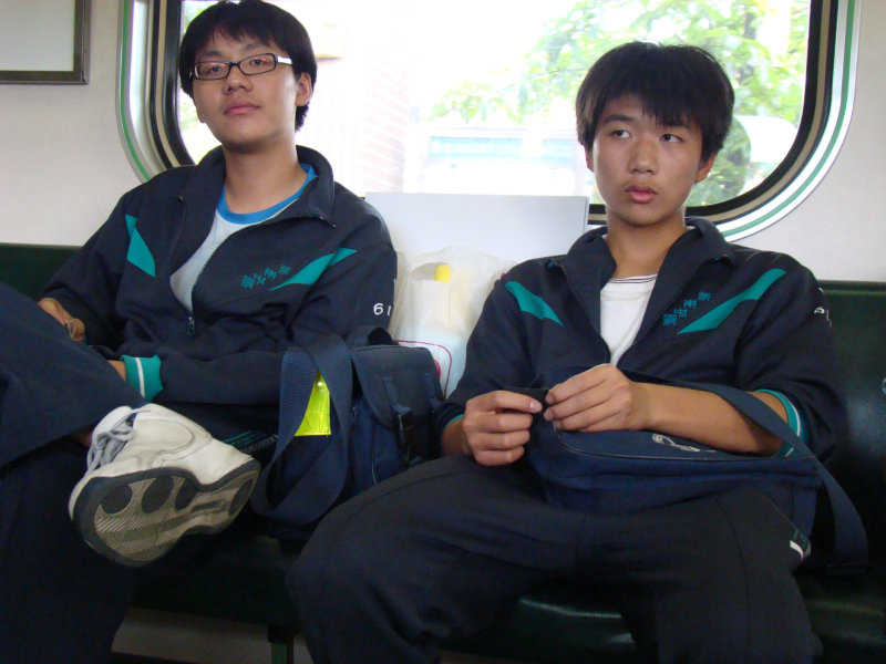 台灣鐵路旅遊攝影電車-區間車交談的旅客2008攝影照片177
