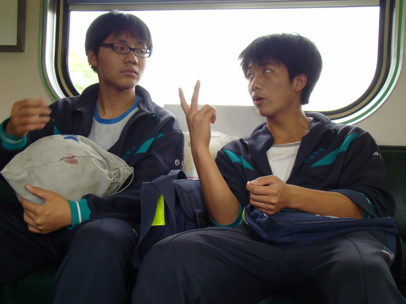 台灣鐵路旅遊攝影電車-區間車交談的旅客2008攝影照片179