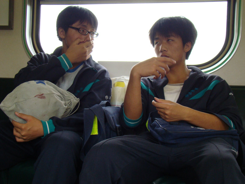 台灣鐵路旅遊攝影電車-區間車交談的旅客2008攝影照片180