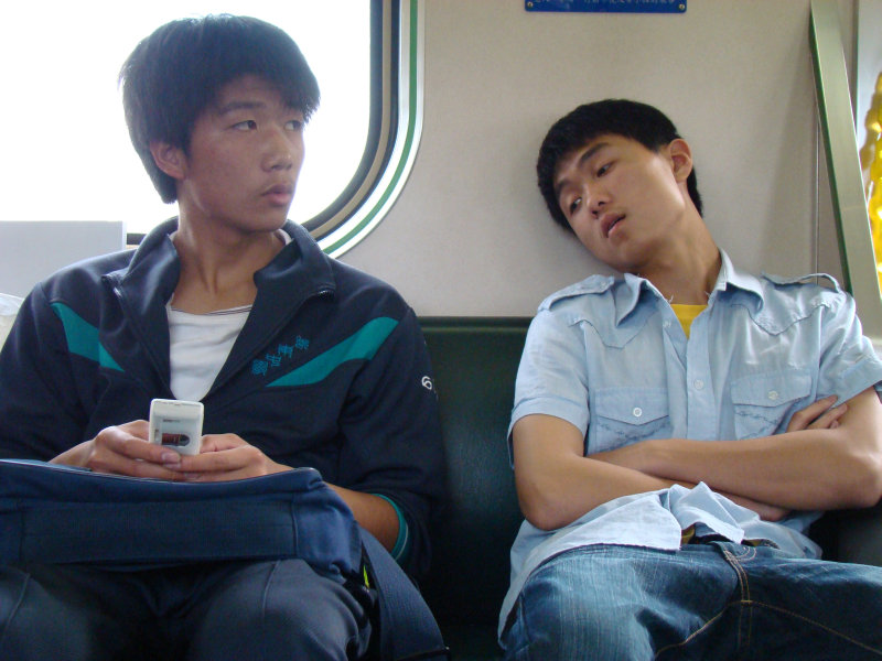 台灣鐵路旅遊攝影電車-區間車交談的旅客2008攝影照片181