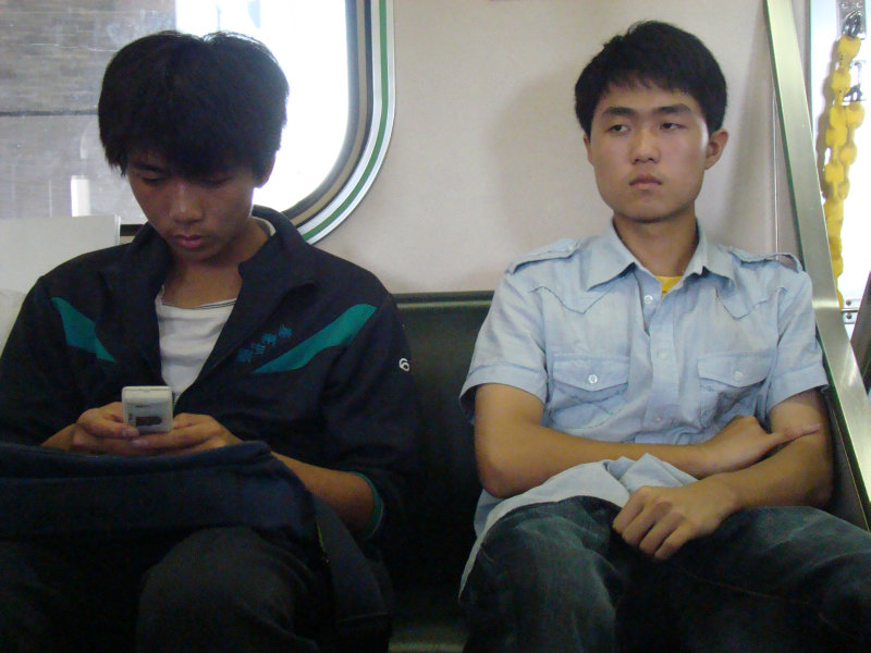 台灣鐵路旅遊攝影電車-區間車交談的旅客2008攝影照片184