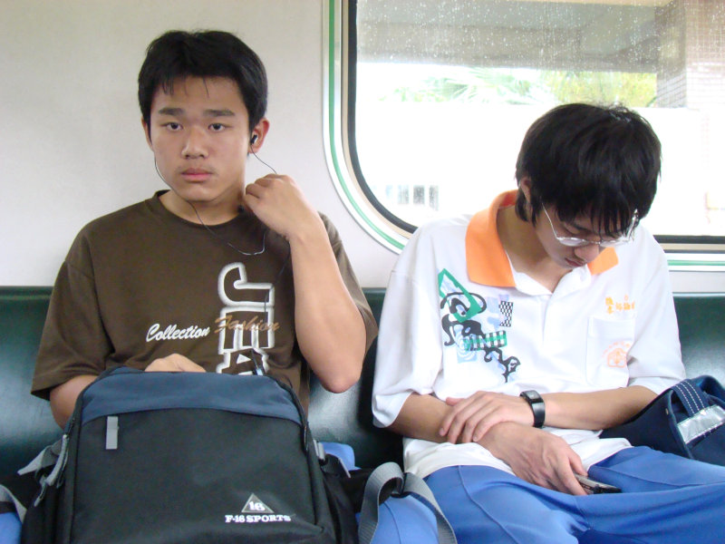 台灣鐵路旅遊攝影電車-區間車交談的旅客2008攝影照片186