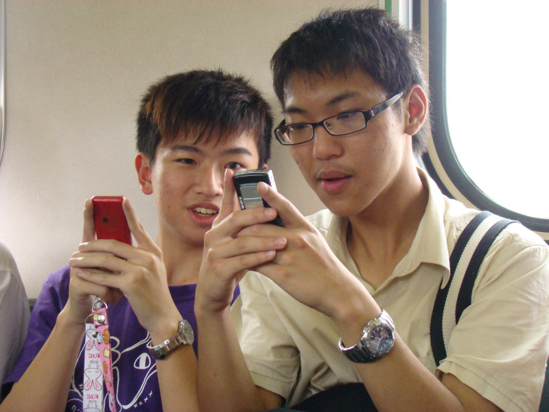 台灣鐵路旅遊攝影電車-區間車交談的旅客2008攝影照片190