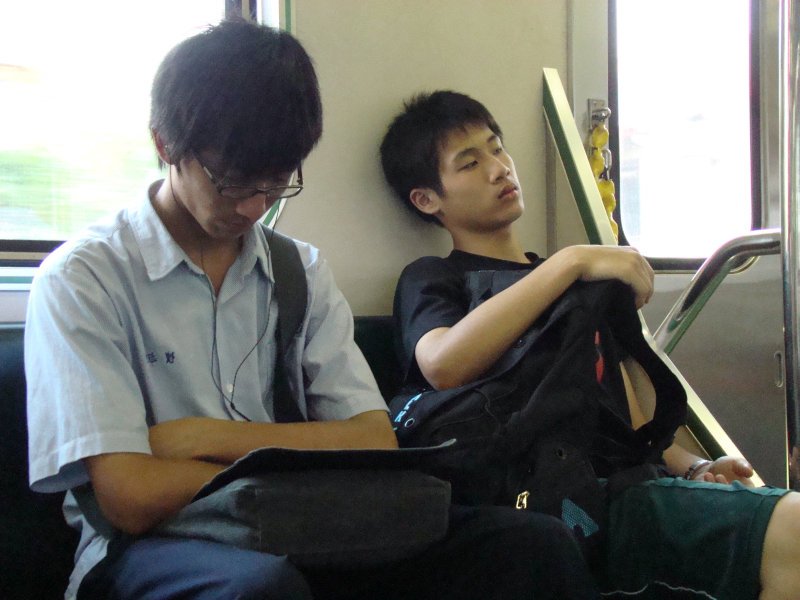 台灣鐵路旅遊攝影電車-區間車交談的旅客2008攝影照片193
