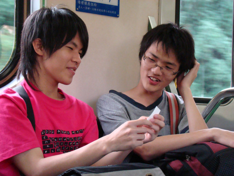 台灣鐵路旅遊攝影電車-區間車交談的旅客2008攝影照片194
