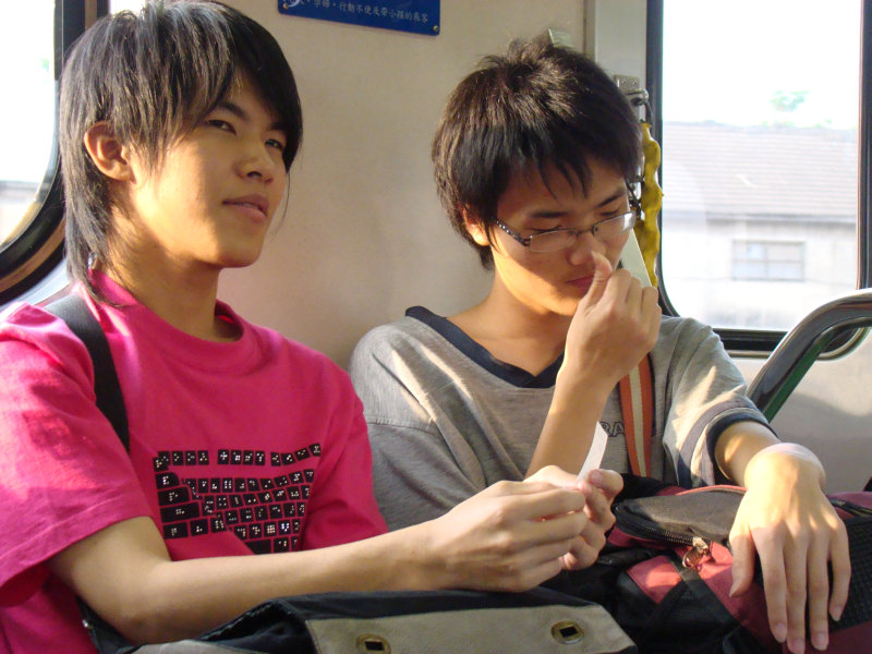 台灣鐵路旅遊攝影電車-區間車交談的旅客2008攝影照片200