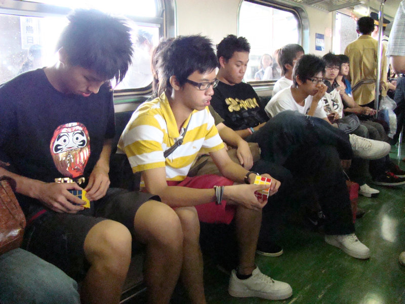 台灣鐵路旅遊攝影電車-區間車交談的旅客2008攝影照片228