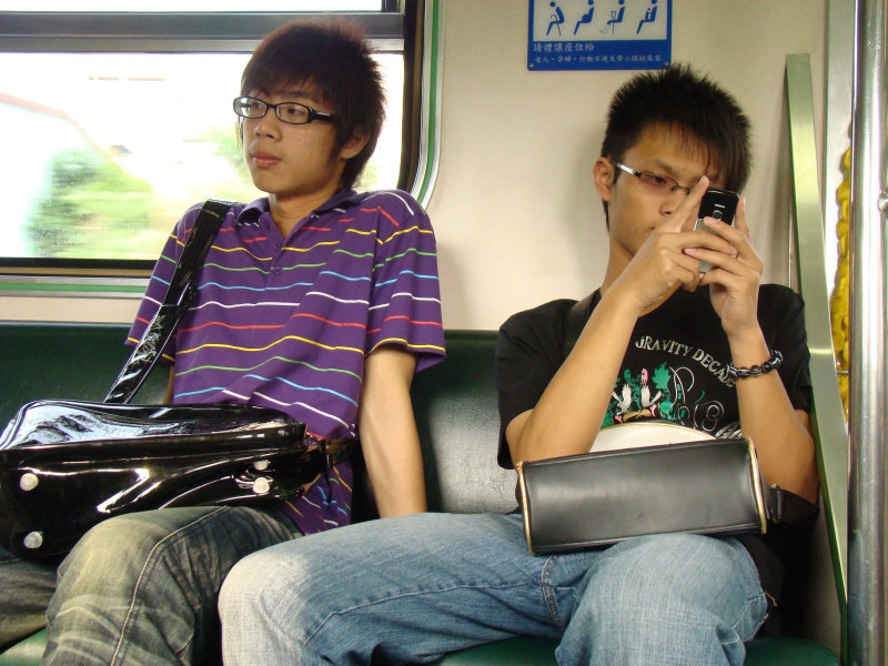 台灣鐵路旅遊攝影電車-區間車交談的旅客2008攝影照片229