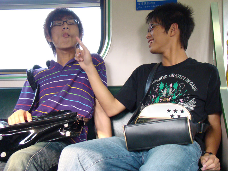 台灣鐵路旅遊攝影電車-區間車交談的旅客2008攝影照片231