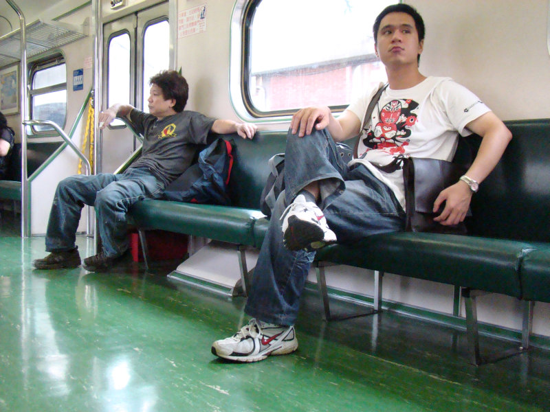 台灣鐵路旅遊攝影電車-區間車交談的旅客2008攝影照片232