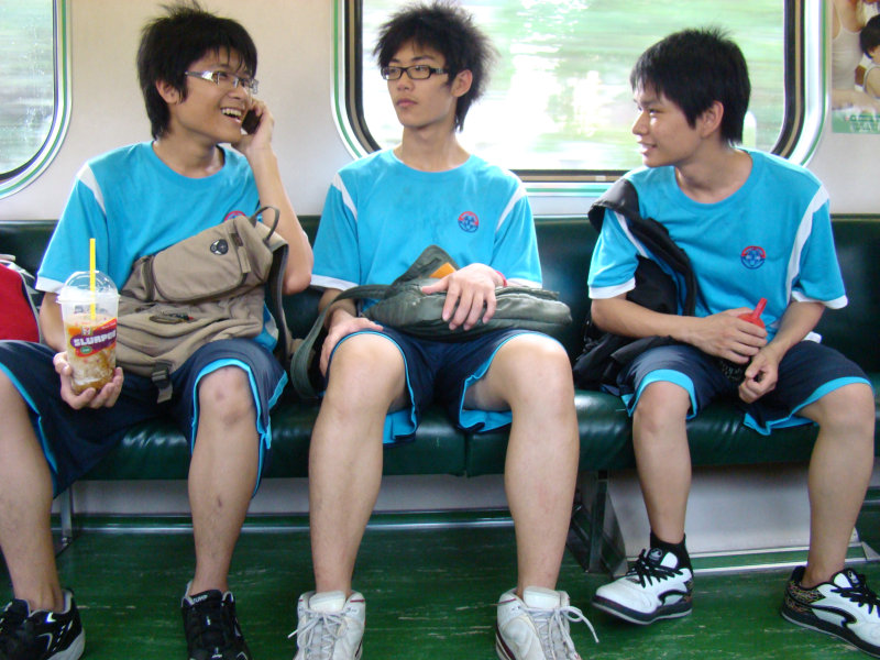 台灣鐵路旅遊攝影電車-區間車交談的旅客2008攝影照片235