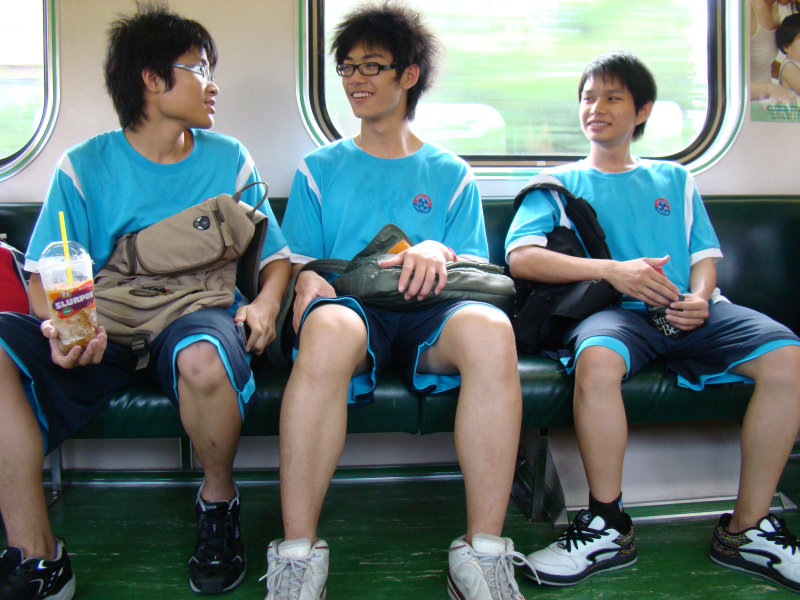 台灣鐵路旅遊攝影電車-區間車交談的旅客2008攝影照片236