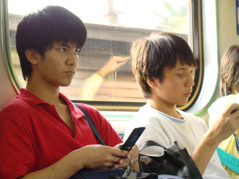 台灣鐵路旅遊攝影電車-區間車交談的旅客2008攝影照片237