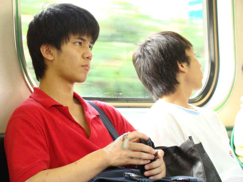 台灣鐵路旅遊攝影電車-區間車交談的旅客2008攝影照片240