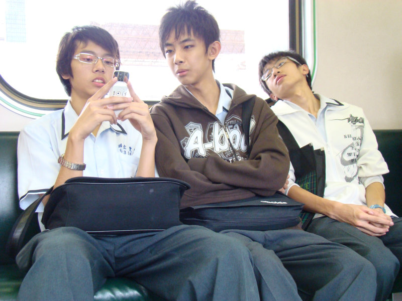 台灣鐵路旅遊攝影電車-區間車交談的旅客2008攝影照片242