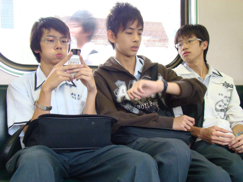 台灣鐵路旅遊攝影電車-區間車交談的旅客2008攝影照片243