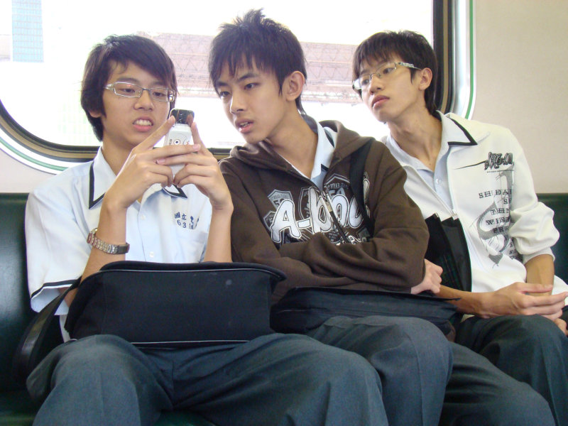 台灣鐵路旅遊攝影電車-區間車交談的旅客2008攝影照片247