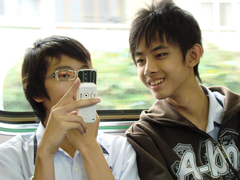 台灣鐵路旅遊攝影電車-區間車交談的旅客2008攝影照片258
