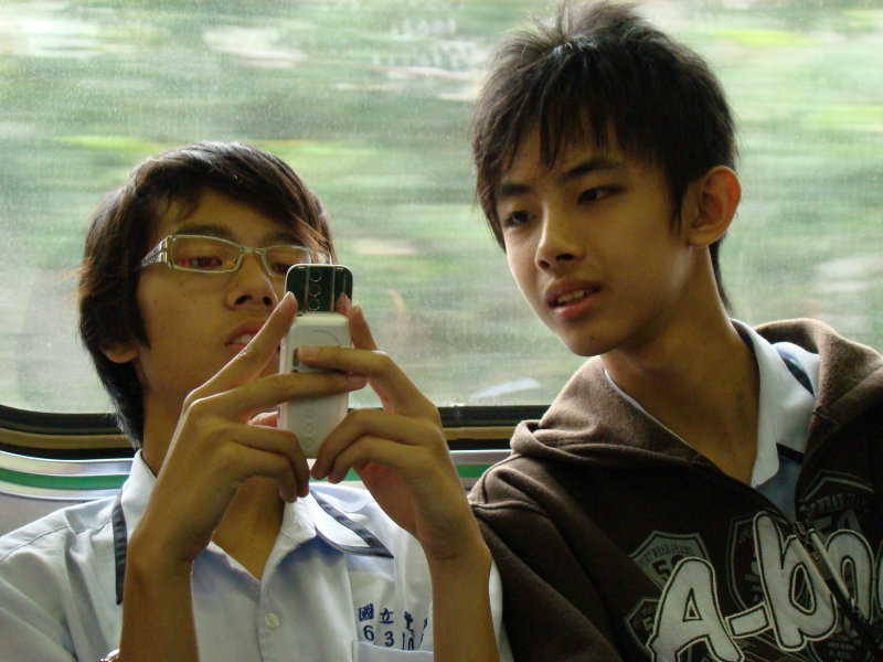 台灣鐵路旅遊攝影電車-區間車交談的旅客2008攝影照片260