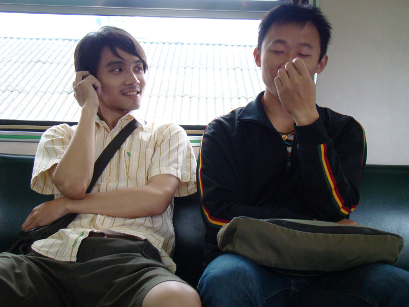 台灣鐵路旅遊攝影電車-區間車交談的旅客2008攝影照片266