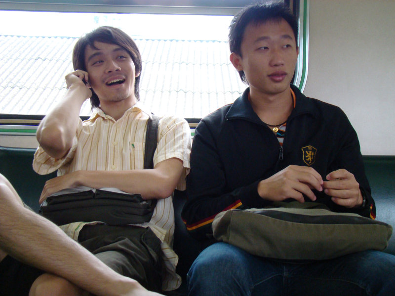台灣鐵路旅遊攝影電車-區間車交談的旅客2008攝影照片267