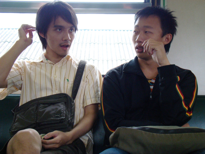 台灣鐵路旅遊攝影電車-區間車交談的旅客2008攝影照片269