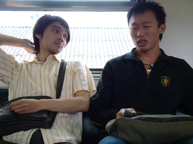 台灣鐵路旅遊攝影電車-區間車交談的旅客2008攝影照片272