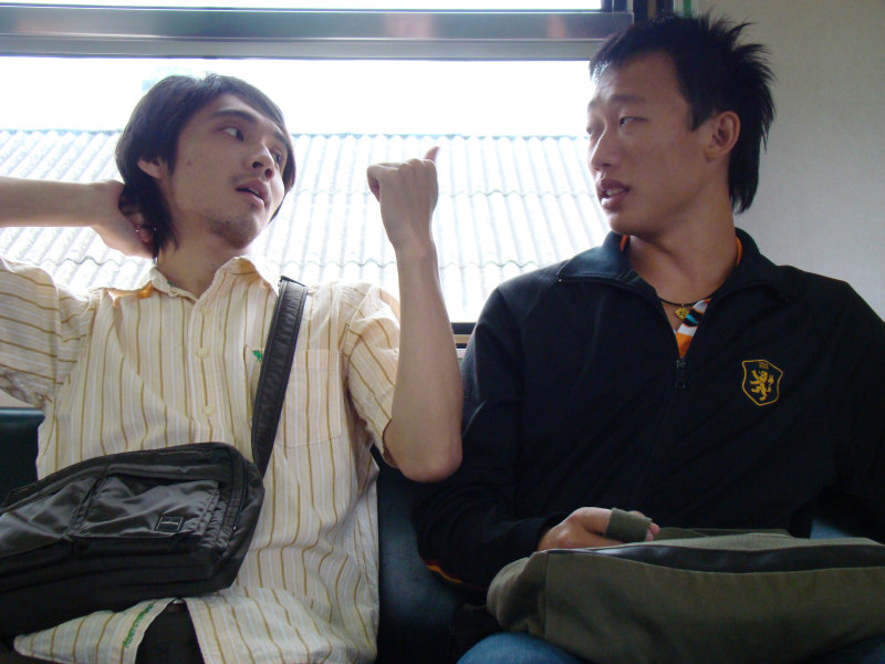 台灣鐵路旅遊攝影電車-區間車交談的旅客2008攝影照片273