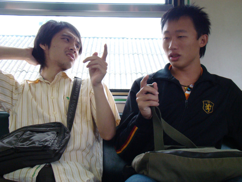 台灣鐵路旅遊攝影電車-區間車交談的旅客2008攝影照片274