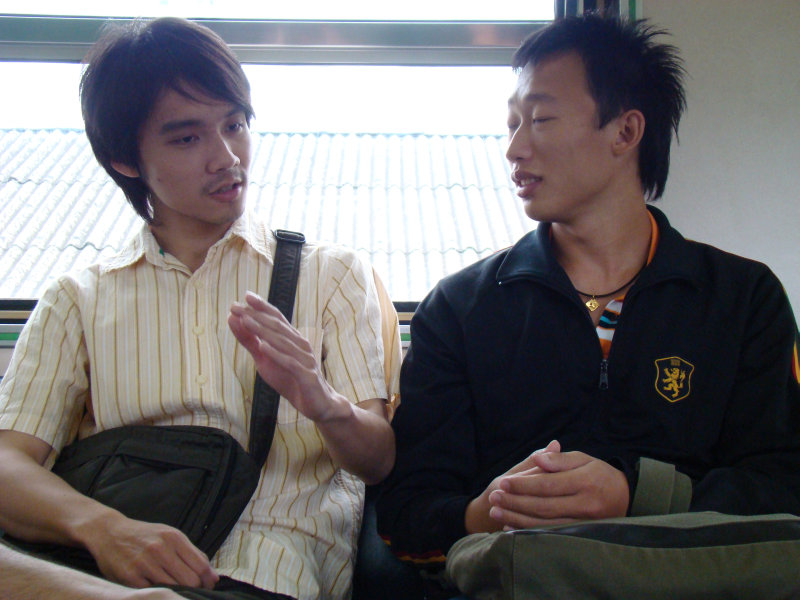 台灣鐵路旅遊攝影電車-區間車交談的旅客2008攝影照片280