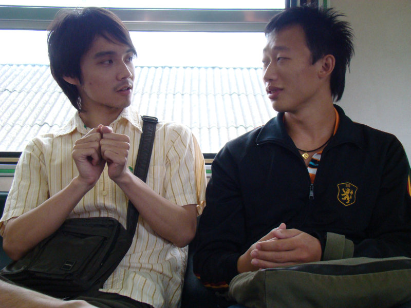 台灣鐵路旅遊攝影電車-區間車交談的旅客2008攝影照片281