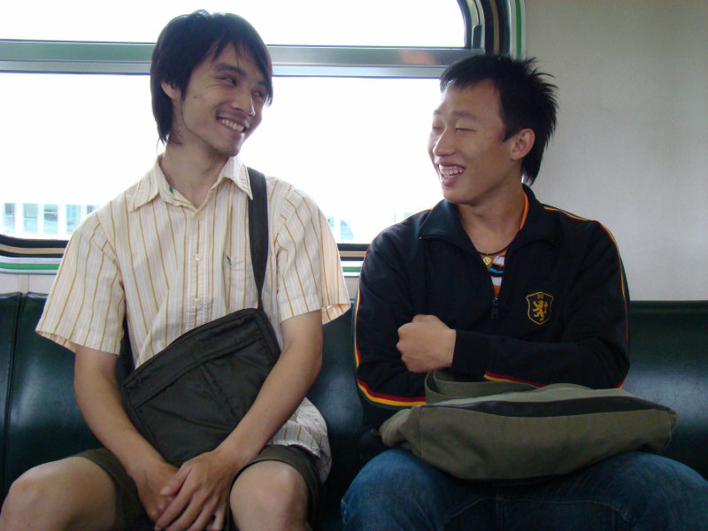 台灣鐵路旅遊攝影電車-區間車交談的旅客2008攝影照片284