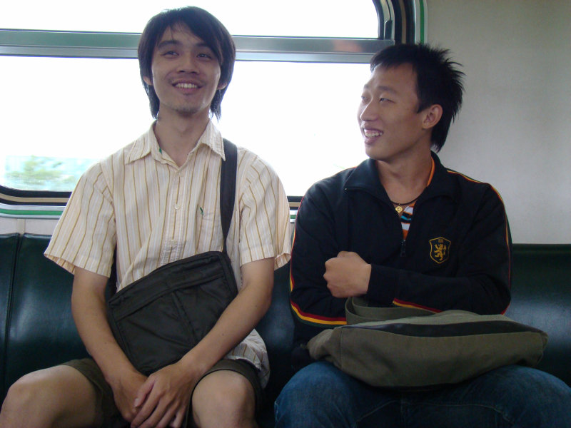 台灣鐵路旅遊攝影電車-區間車交談的旅客2008攝影照片285