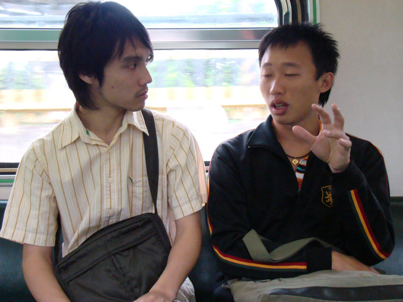 台灣鐵路旅遊攝影電車-區間車交談的旅客2008攝影照片287