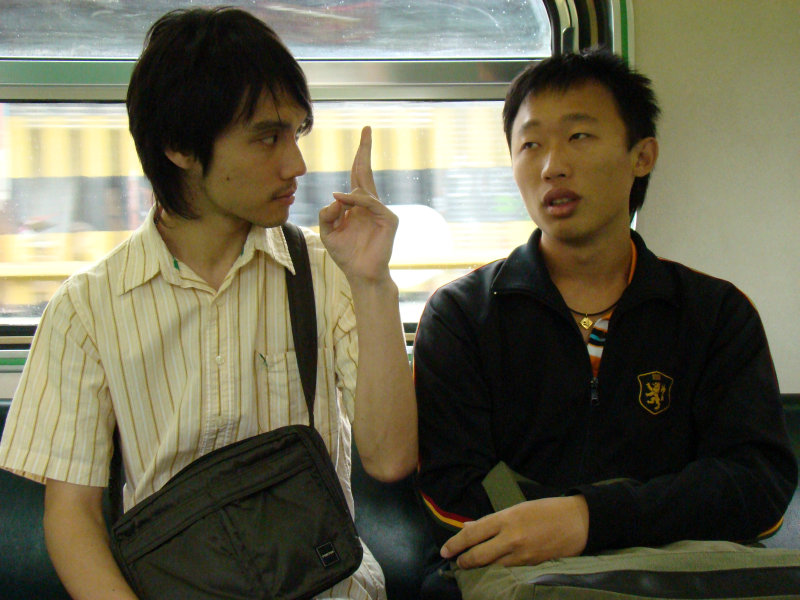 台灣鐵路旅遊攝影電車-區間車交談的旅客2008攝影照片288