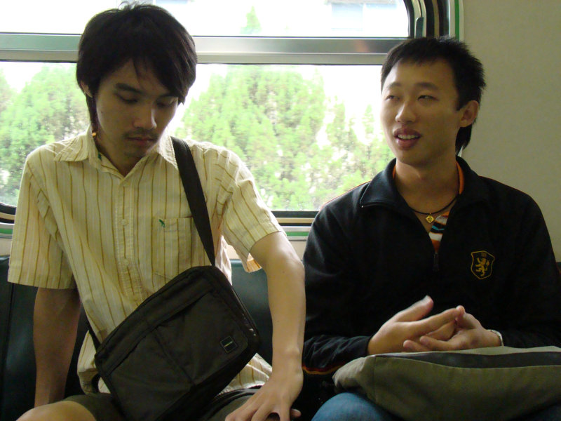 台灣鐵路旅遊攝影電車-區間車交談的旅客2008攝影照片290