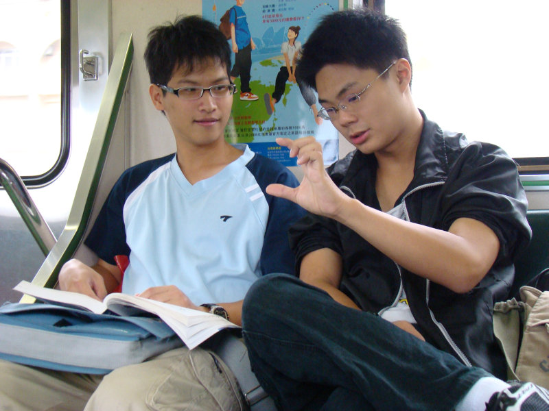 台灣鐵路旅遊攝影電車-區間車交談的旅客2008攝影照片291